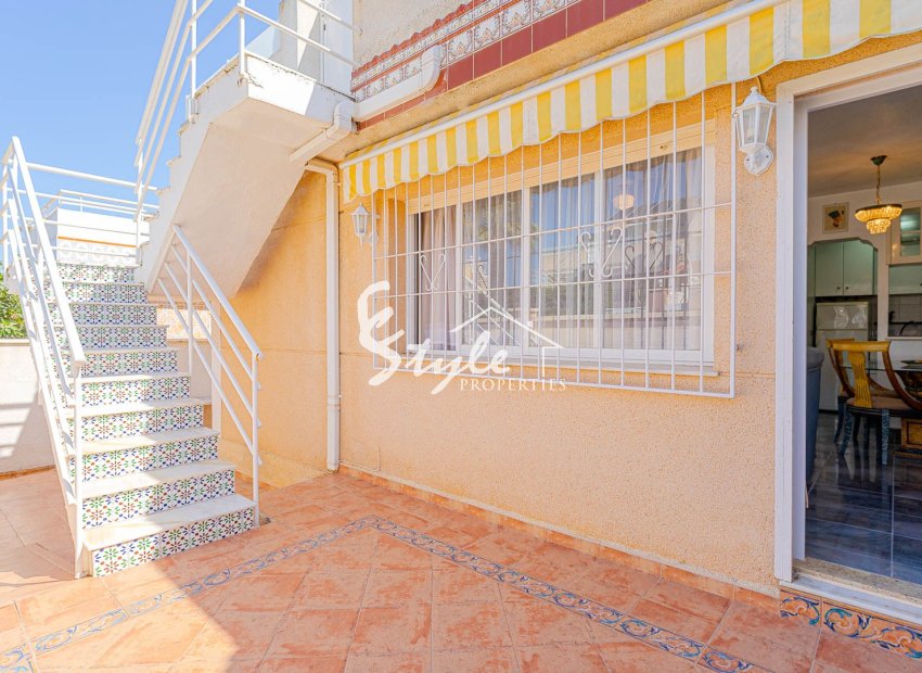Se vende precioso adosado en urbanización cerrada con piscina en Los Altos, Torrevieja, Costa Blanca. ID2425