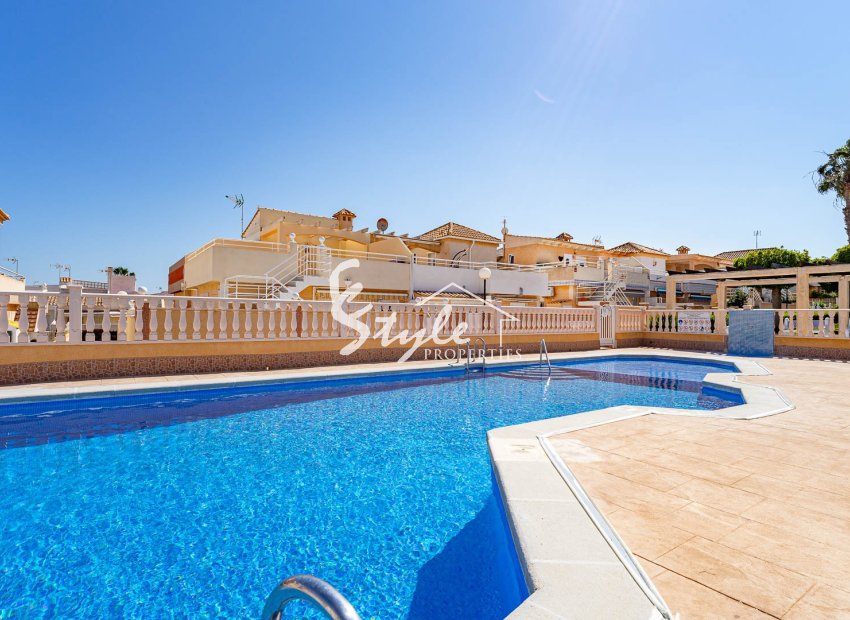 Se vende precioso adosado en urbanización cerrada con piscina en Los Altos, Torrevieja, Costa Blanca. ID2425