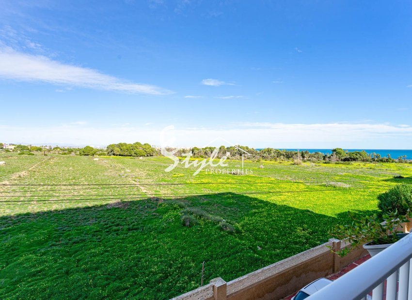 Se vende precioso apartamento de 3 dormitorios con vistas al mar en Punta Prima, Costa Blanca, España. ID2545