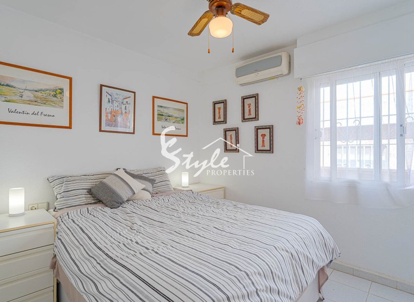 Se vende precioso bungalow con solarium en urbanización cerrada con piscina en Los Altos, Torrevieja, Costa Blanca. ID2425