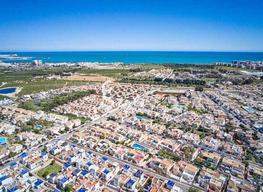 Se vende precioso bungalow con solarium en urbanización cerrada con piscina en Los Altos, Torrevieja, Costa Blanca. ID2425