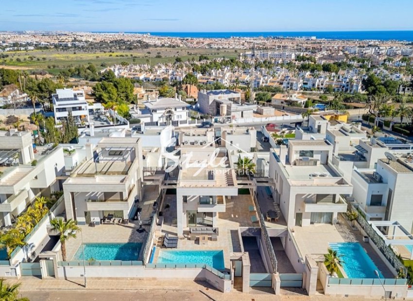 Se vende villa 6 habitaciones en Villamartin. Orihuela Costa. ID1672