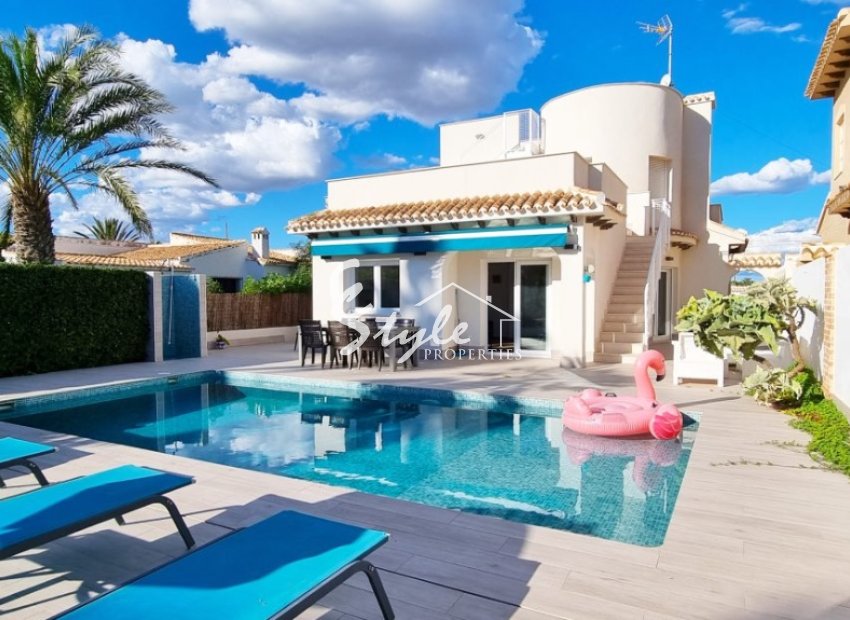 Se vende villa cerca del mar en Playa Flamenca,  Orihuela Costa. ID2804