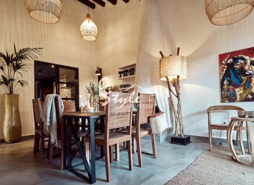 Se vende villa clásica española cerca de la playa en Punta Prima, Costa Blanca, España. ID1707