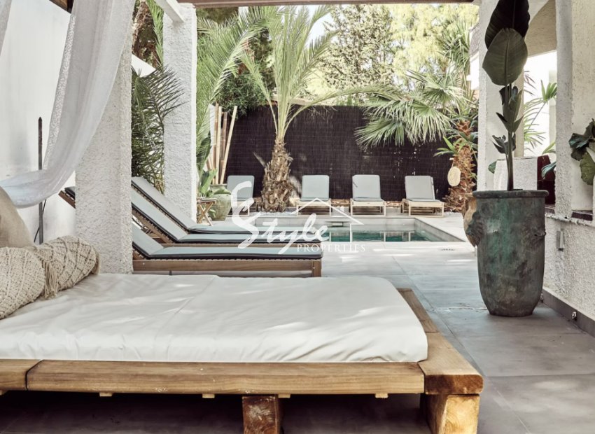 Se vende villa clásica española cerca de la playa en Punta Prima, Costa Blanca, España. ID1707