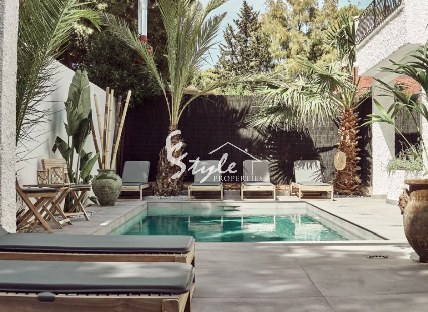 Se vende villa clásica española cerca de la playa en Punta Prima, Costa Blanca, España. ID1707