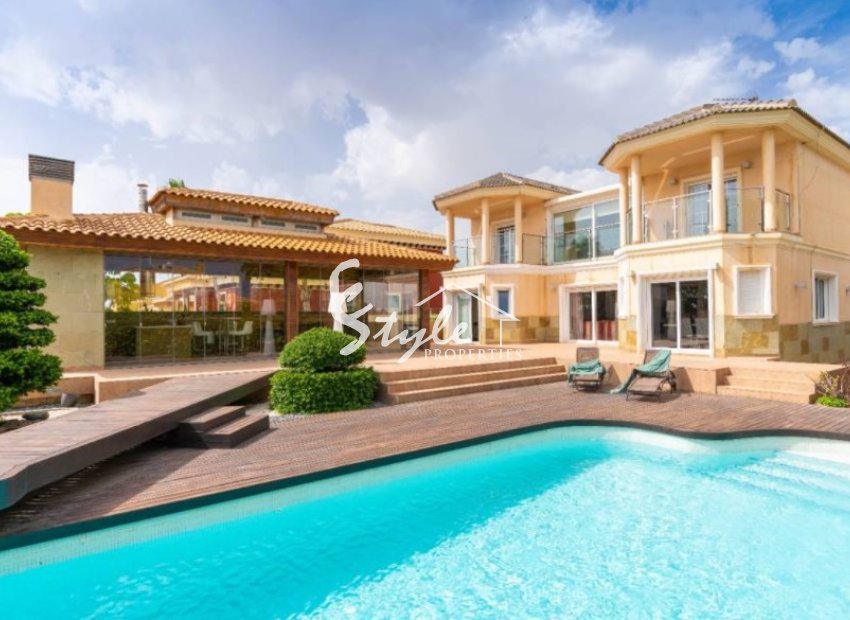 Se vende villa con jardín y piscina en Torrevieja. identificación 1814