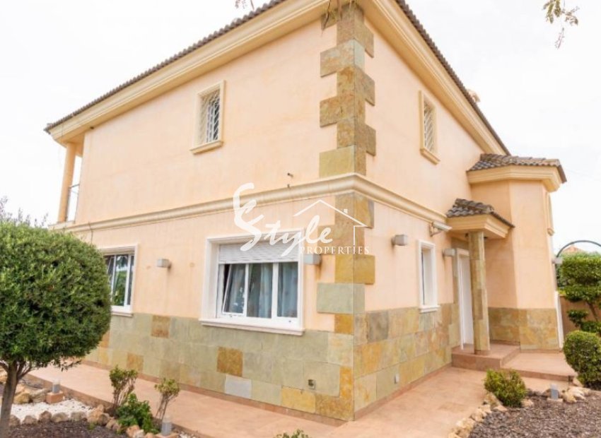 Se vende villa con jardín y piscina en Torrevieja. identificación 1814