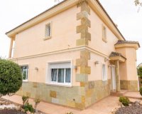 Se vende villa con jardín y piscina en Torrevieja. identificación 1814