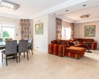 Se vende villa con jardín y piscina en Torrevieja. identificación 1814