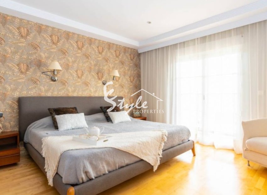 Se vende villa con jardín y piscina en Torrevieja. identificación 1814