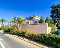 Se vende villa con piscina privada a pocos pasos de la playa en La Mata, Costa Blanca, España. ID1718