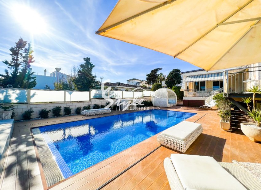 Se vende villa con piscina privada a pocos pasos de la playa en La Mata, Costa Blanca, España. ID1718