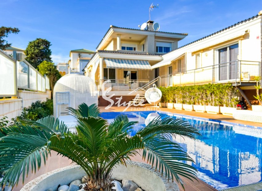 Se vende villa con piscina privada a pocos pasos de la playa en La Mata, Costa Blanca, España. ID1718