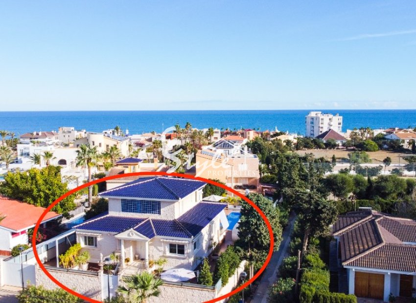 Se vende villa con piscina privada a pocos pasos de la playa en La Mata, Costa Blanca, España. ID1718