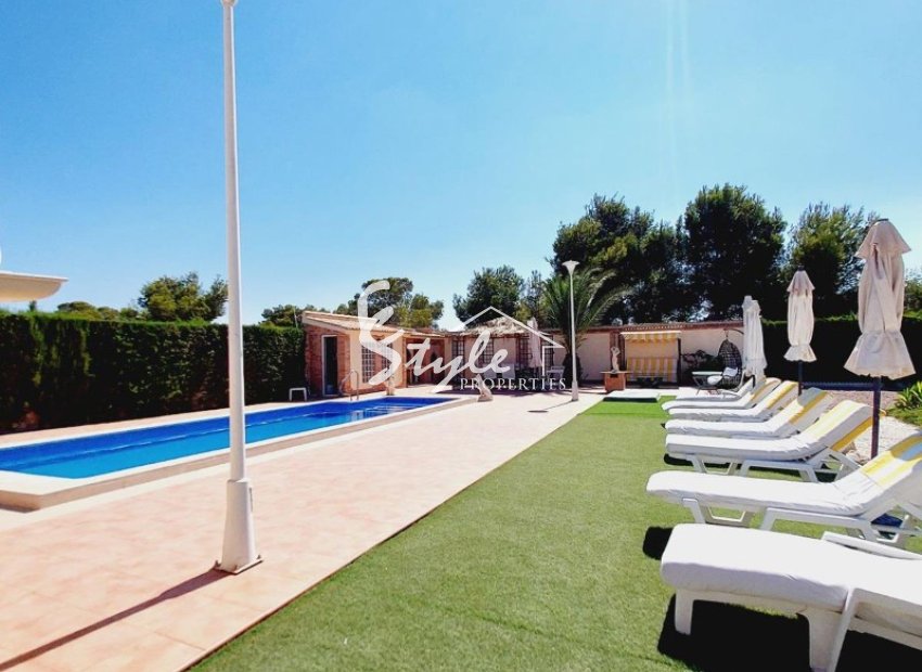 Se vende villa con vistas al Golf Campoamor y al mar, Costa Blanca, España. ID1832