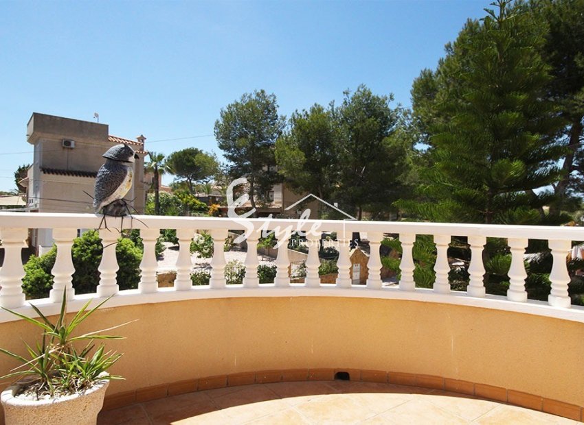 Se vende villa de 4 dormitorios y piscina privada en Las Filipinas, Orihuela Costa, Costa Blanca. ID2752