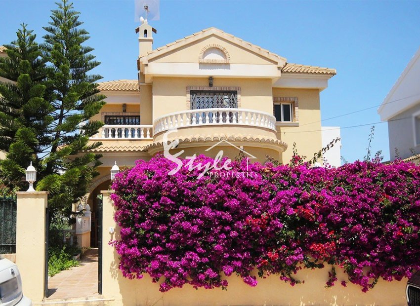 Se vende villa de 4 dormitorios y piscina privada en Las Filipinas, Orihuela Costa, Costa Blanca. ID2752