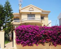 Se vende villa de 4 dormitorios y piscina privada en Las Filipinas, Orihuela Costa, Costa Blanca. ID2752