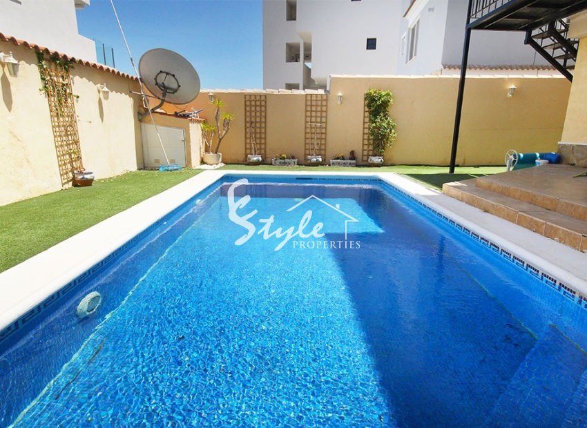 Se vende villa de 4 dormitorios y piscina privada en Las Filipinas, Orihuela Costa, Costa Blanca. ID2752