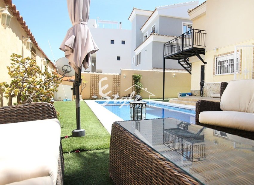 Se vende villa de 4 dormitorios y piscina privada en Las Filipinas, Orihuela Costa, Costa Blanca. ID2752