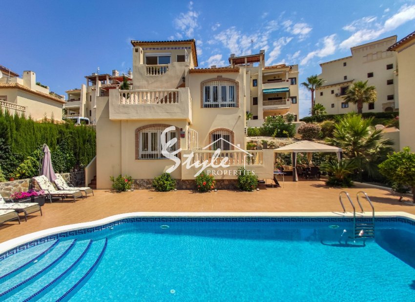 Se vende villa de 4 habitaciones en  Las Ramblas golf, Orihuela Costa, Costa Blanca. ID2535
