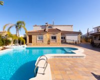 Se vende villa de 5 habitaciones y con garaje grande en Los Altos, Los Balcones, Orihuela Costa, Costa Blanca. ID2689