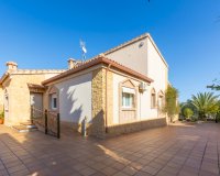 Se vende villa de 5 habitaciones y con garaje grande en Los Altos, Los Balcones, Orihuela Costa, Costa Blanca. ID2689