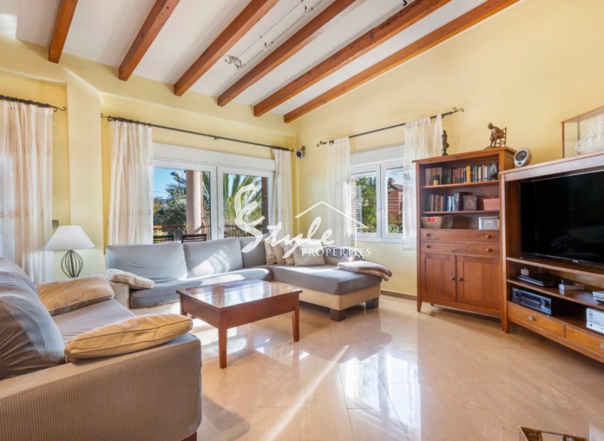 Se vende villa de 5 habitaciones y con garaje grande en Los Altos, Los Balcones, Orihuela Costa, Costa Blanca. ID2689