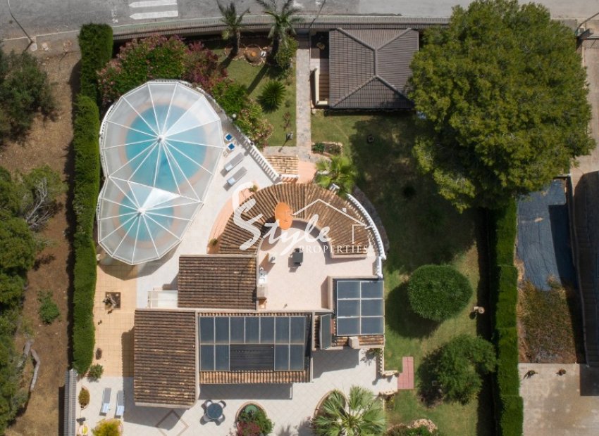 Se vende villa de estilo clásico cerca de la playa en Campoamor, Costa Blanca, España. ID1722