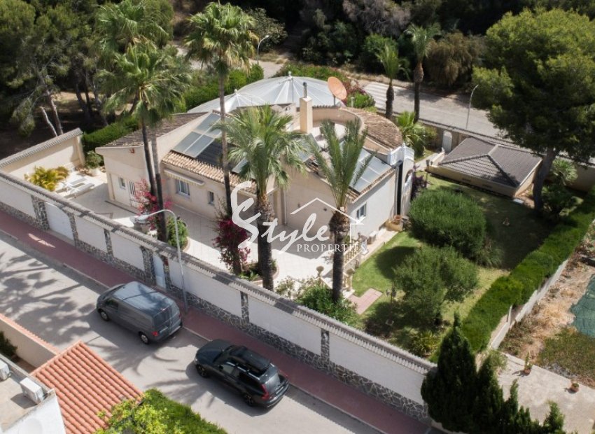 Se vende villa de estilo clásico cerca de la playa en Campoamor, Costa Blanca, España. ID1722