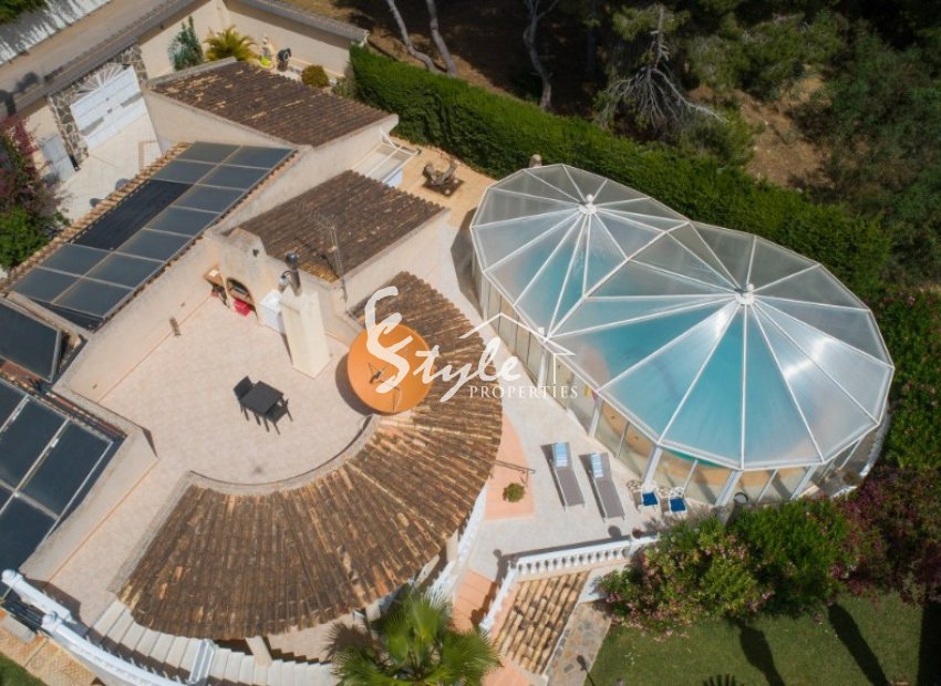 Se vende villa de estilo clásico cerca de la playa en Campoamor, Costa Blanca, España. ID1722