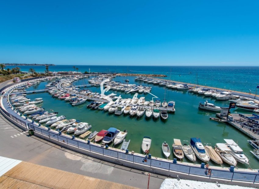 Se vende villa de estilo clásico cerca de la playa en Campoamor, Costa Blanca, España. ID1722