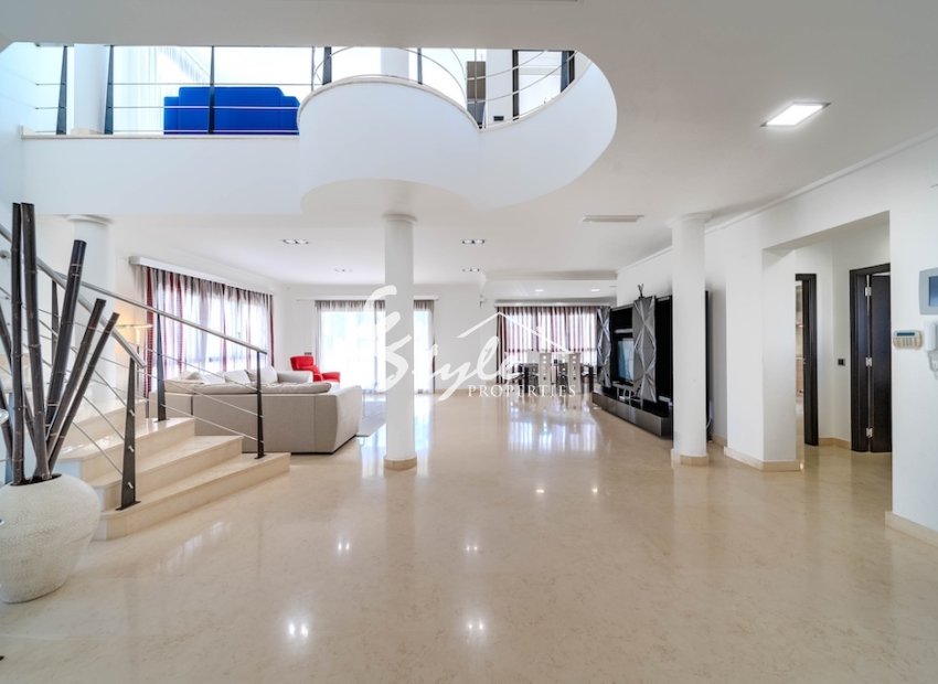 Se vende villa de lujo en CABO ROIG a 300 me de la playa.ID2840 