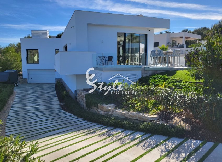 se vende villa en Las Colinas Golf, Orihuela Costa, Costa Blanca, Spain. ID1992