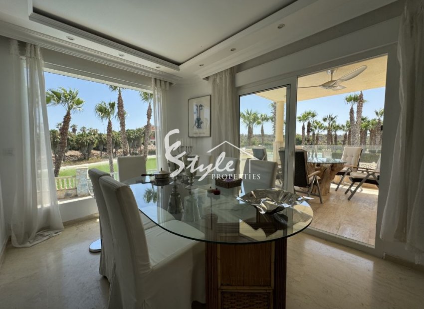 Se vende villa en primera línea de golf en Las Ramblas, Orihuela Costa, España. ID1440