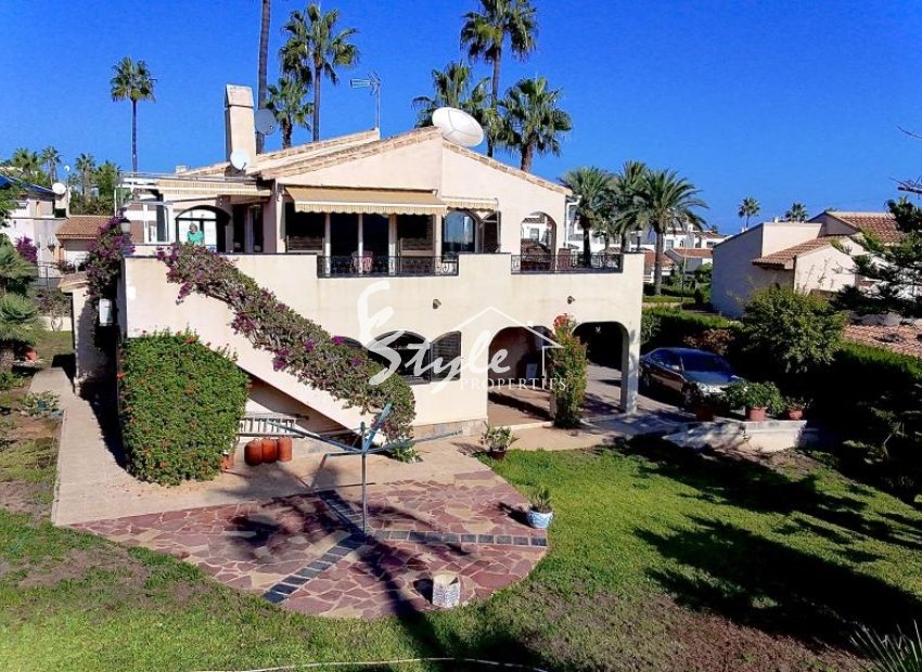 Se vende villa en Villamartin, Orihuela Costa. ID 2796