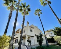 Se vende villa en Villamartin, Orihuela Costa. ID 2796