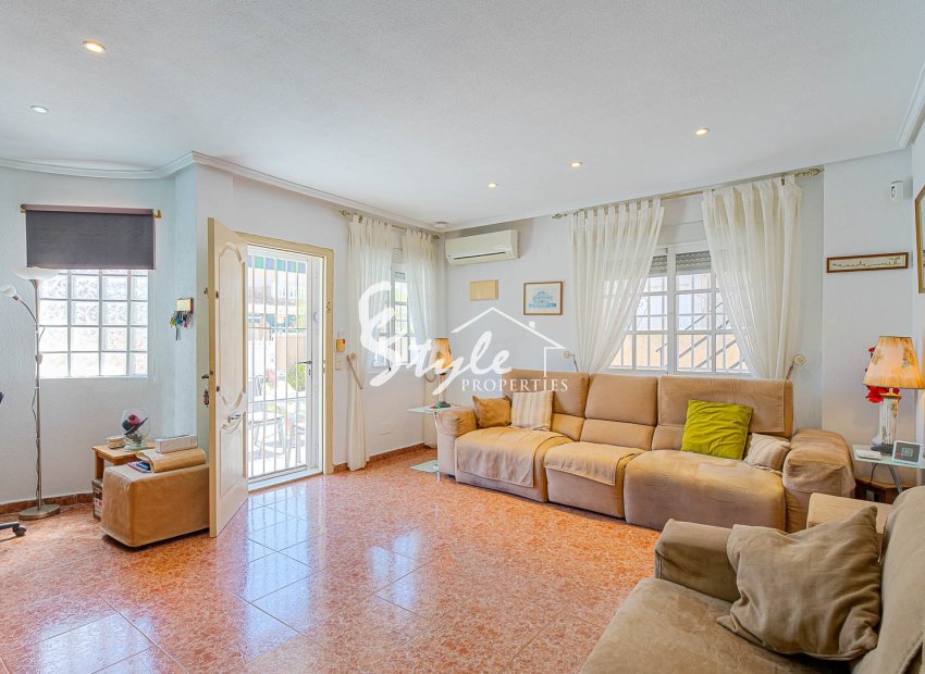 Se vende villa independiente de una sola planta con piscina privada en Punta Prima, Costa Blanca, España. ID2435