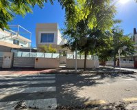 Se vende villa moderna en Mil Palmeras, Pilar de la Horadada, Costa Blanca. ID 2743