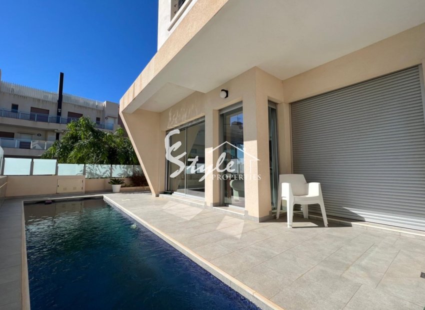 Se vende villa moderna en Mil Palmeras, Pilar de la Horadada, Costa Blanca. ID 2743