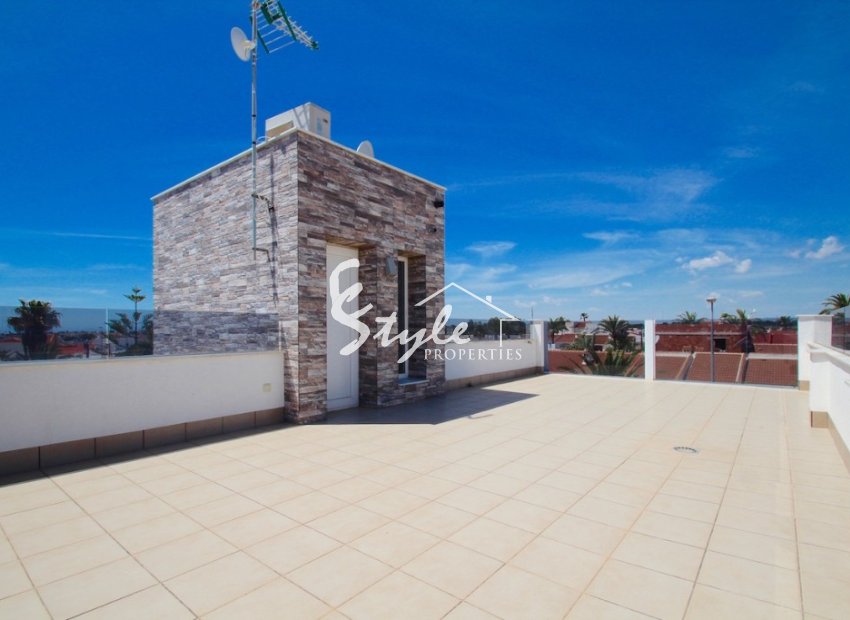 sell a villa with private pool near the sea in Mil Palmeras, Pilar de la Horadada, with views