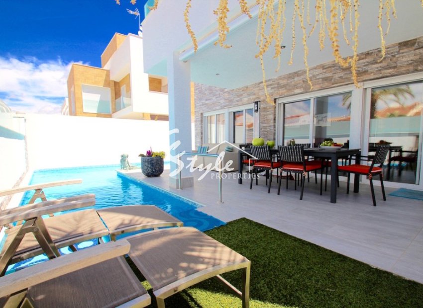 sell a villa with private pool near the sea in Mil Palmeras, Pilar de la Horadada, with views