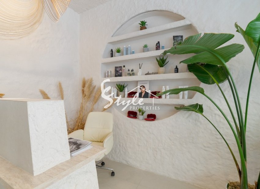 Stylish beauty salon for sale in the center of Alicante, Costa Blanca, Spain. ID036