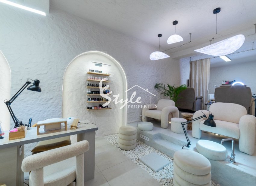 Stylish beauty salon for sale in the center of Alicante, Costa Blanca, Spain. ID036