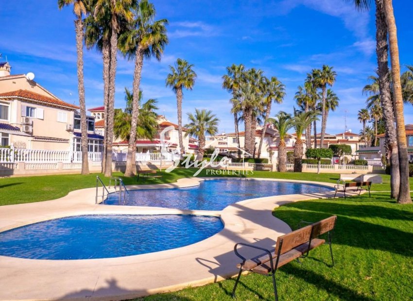 В продаже бунгало с собственным садом в Зеньямар, Плая Фламенка, Ориуэла Коста, Испания. ID2339