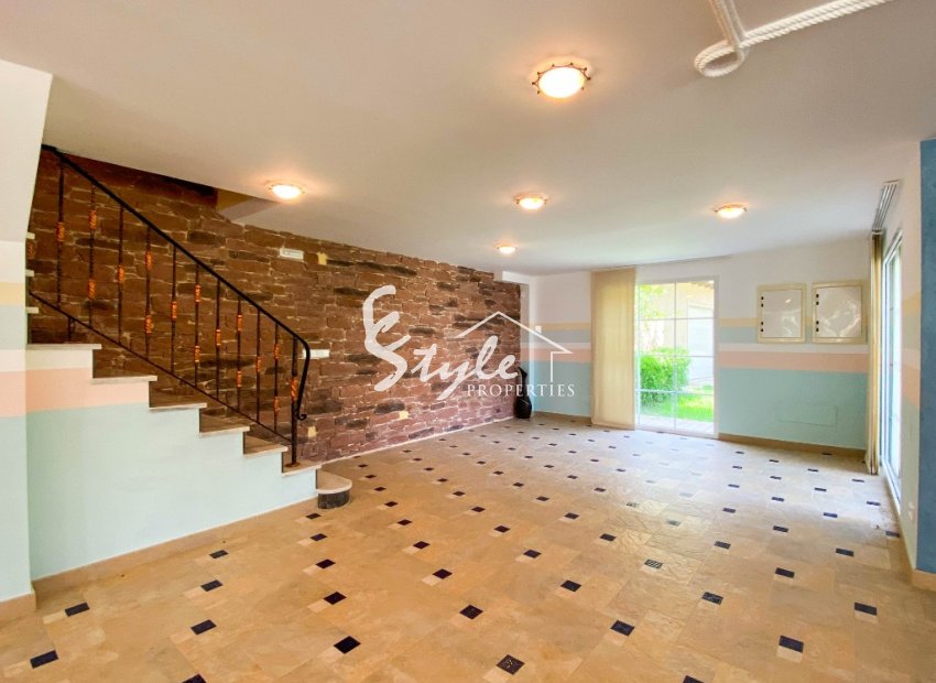 В продаже эксклюзивная вилла класса люкс с большим участком в Вилламартин, Коста Бланка, Испания. ID3484