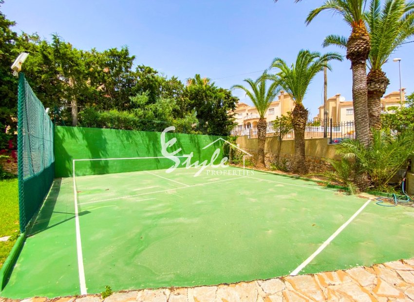 В продаже эксклюзивная вилла класса люкс с большим участком в Вилламартин, Коста Бланка, Испания. ID3484