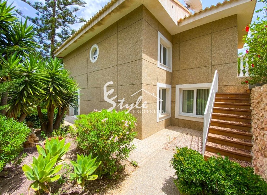 В продаже эксклюзивная вилла класса люкс с большим участком в Вилламартин, Коста Бланка, Испания. ID3484