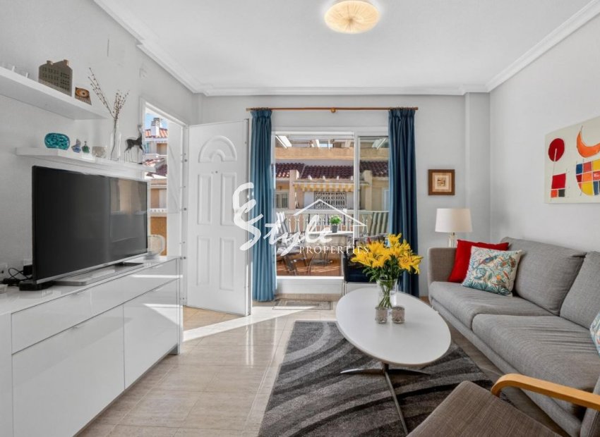 В продаже солнечный пентхаус в закрытой урбанизации Зеньямар, Плая Фламенка, Ориуэла Коста, Испания. ID2341